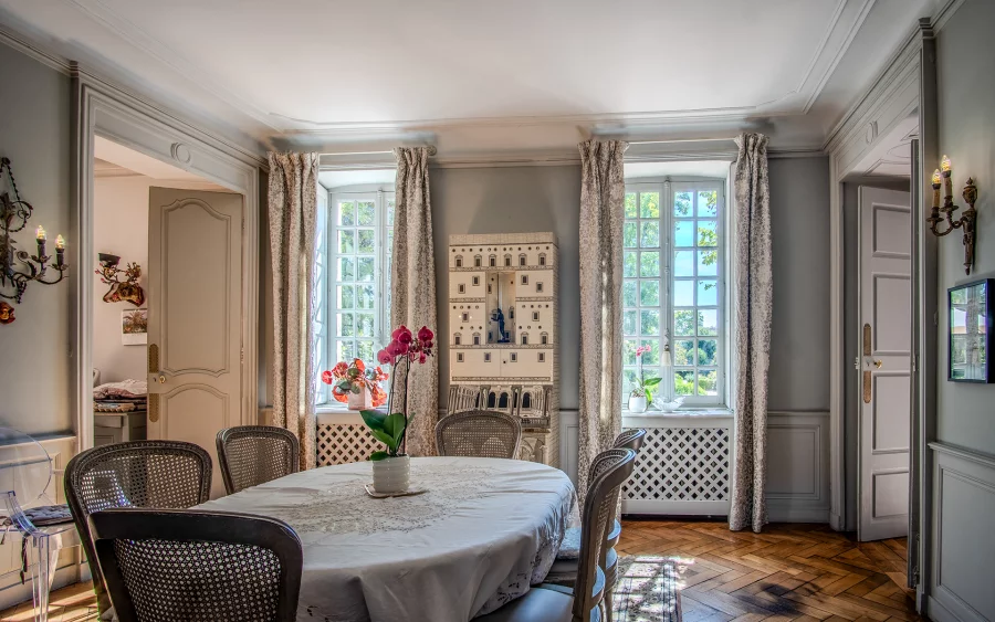Salle à manger du domaine d’exception au cœur de Givry à vendre - Arrière-Cour, agence immobilière spécialisée dans la Saône-et-Loire