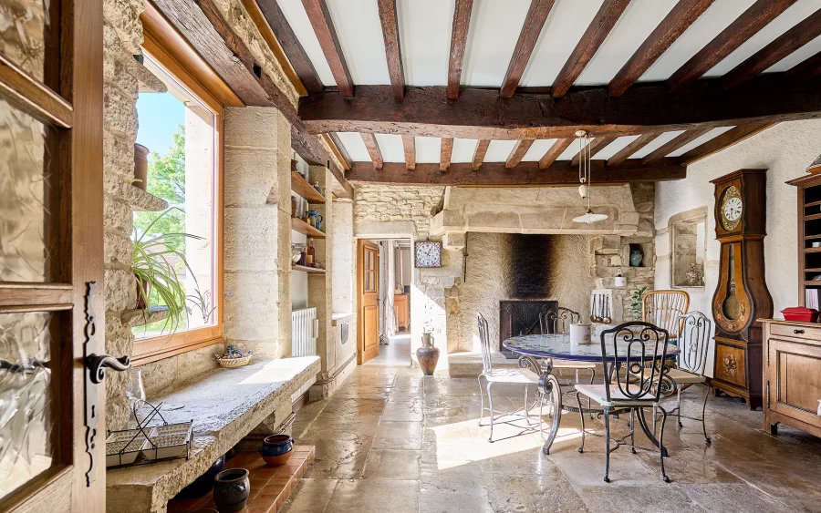 Salle à manger de la ferme rénovée proche de Port-sur-Saône à vendre - Arrière-Cour, agence immobilière spécialisée en Haute-Saône