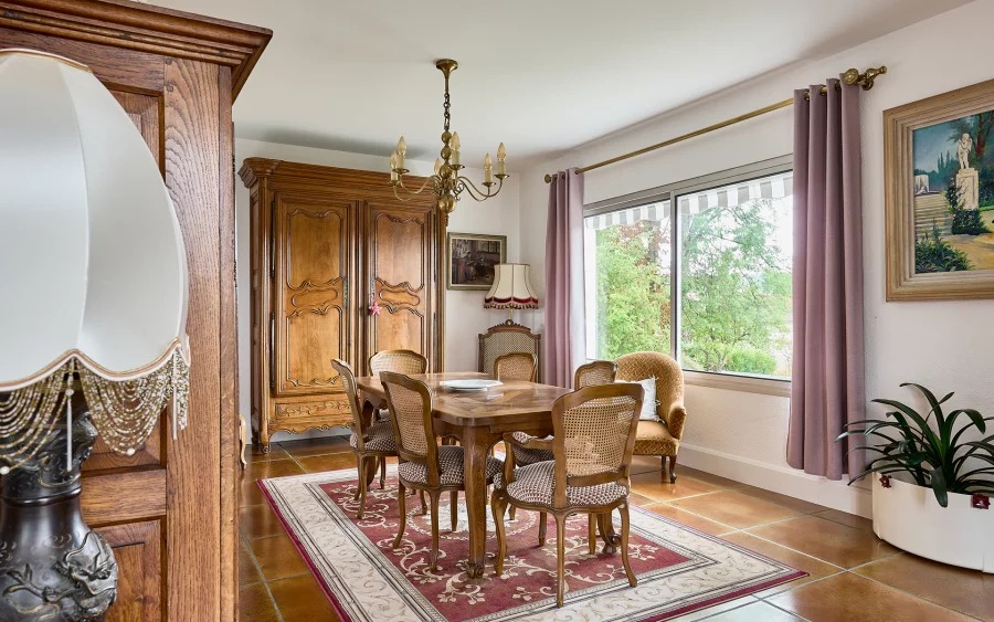 Salle à manger de la maison d'architecte à Port-sur-Saône à vendre - Arrière-Cour, agence immobilière spécialisée dans le Doubs