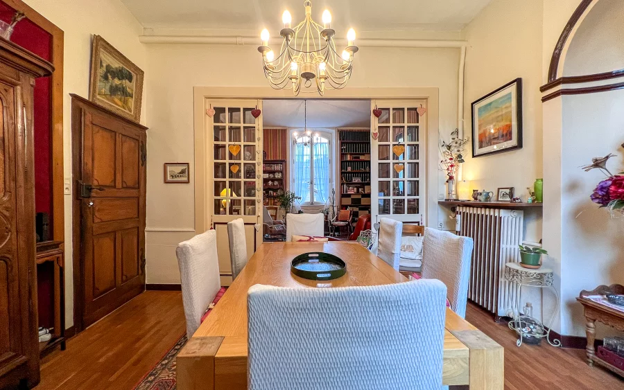 Salle à manger de la maison de maître à Baume-les-Dames à vendre - Arrière-Cour, agence immobilière spécialisée dans le Doubs