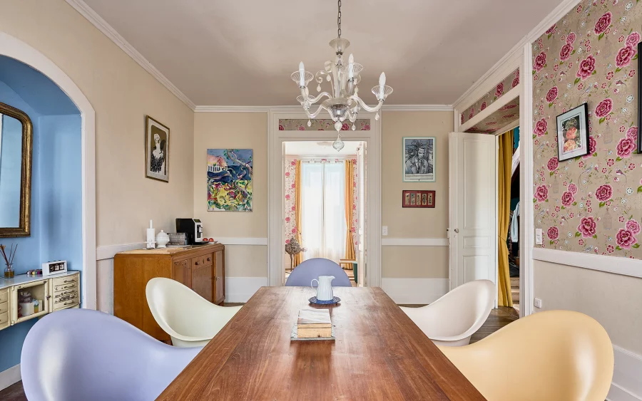 Salle à manger de la maison en pierre proche de Dole à vendre - Arrière-Cour, agence immobilière spécialisée dans le Doubs