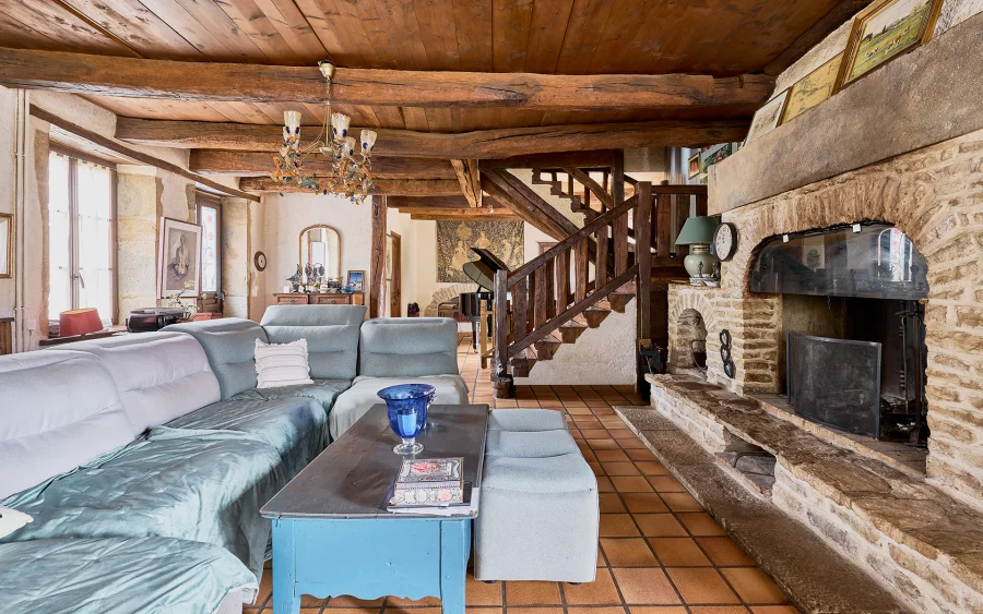 Salon de la ferme rénovée proche de Dole à vendre - Arrière-Cour, agence immobilière spécialisée dans le Jura