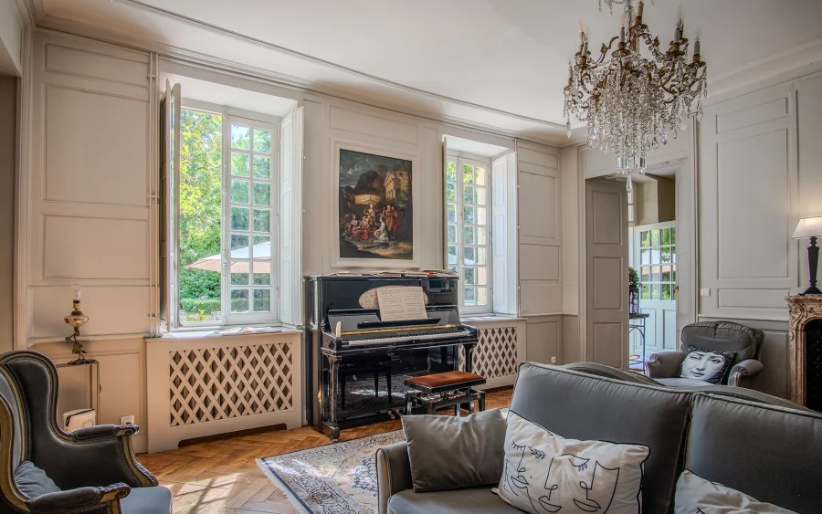 Salon lumineux du domaine d’exception au cœur de Givry à vendre - Arrière-Cour, agence immobilière spécialisée dans la Saône-et-Loire