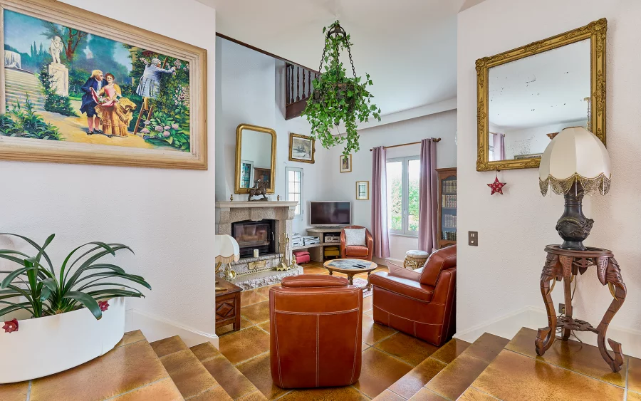 Salon lumineux de la maison d'architecte à Port-sur-Saône à vendre - Arrière-Cour, agence immobilière spécialisée dans le Doubs