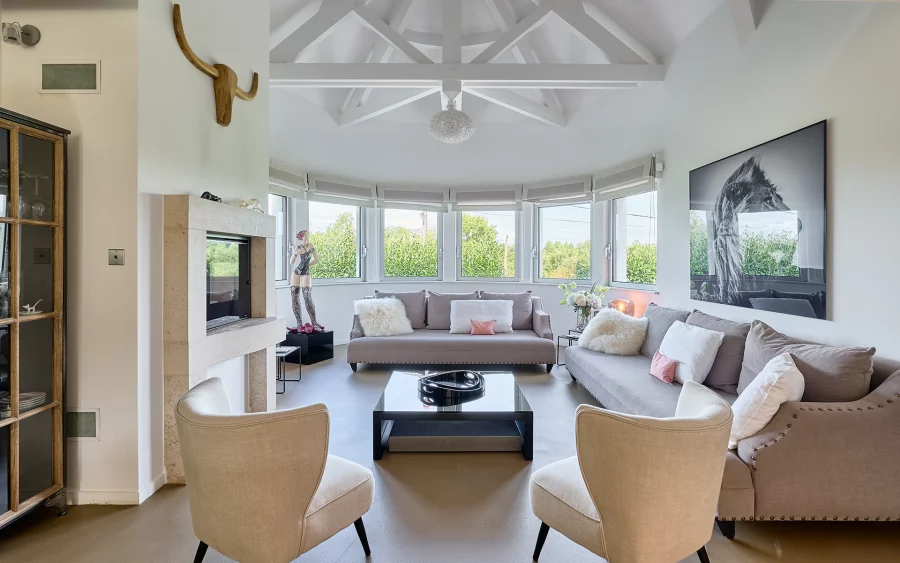 Salon lumineux de la villa haut de gamme proche de Belfort à vendre - Arrière-Cour, agence immobilière spécialisée en Haute-Saône