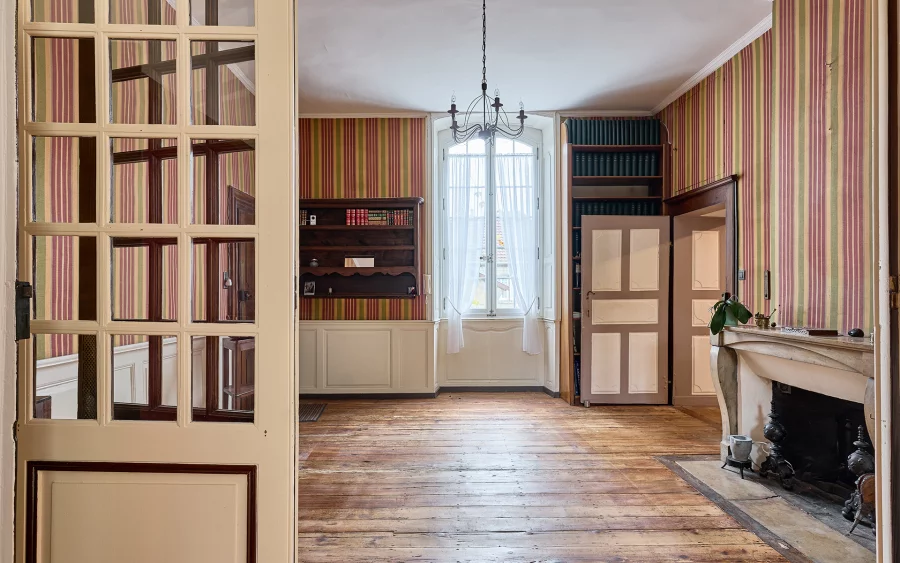 Salon de la maison de maître à Baume-les-Dames à vendre - Arrière-Cour, agence immobilière spécialisée dans le Doubs