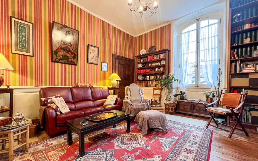 Salon de la maison de maître à Baume-les-Dames à vendre - Arrière-Cour, agence immobilière spécialisée dans le Doubs