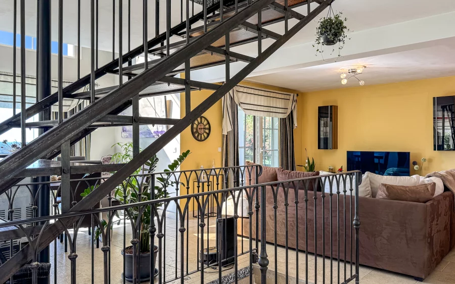 Salon de la villa avec piscine proche de Montbéliard à vendre - Arrière-Cour, agence immobilière spécialisée dans le Doubs
