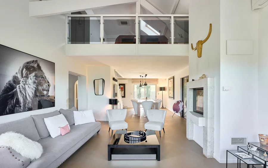 Salon de la villa haut de gamme proche de Belfort à vendre - Arrière-Cour, agence immobilière spécialisée en Haute-Saône