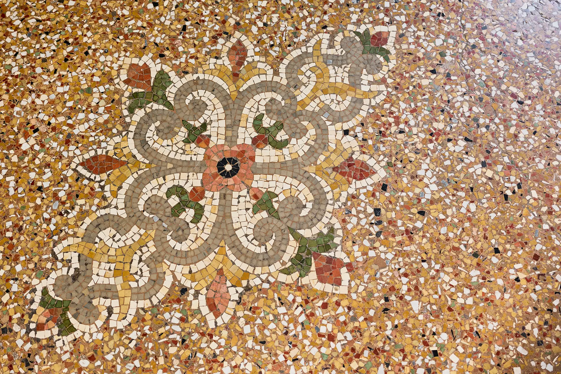 Sol en mosaïque de la maison en pierre proche de Dole à vendre - Arrière-Cour, agence immobilière spécialisée dans le Doubs