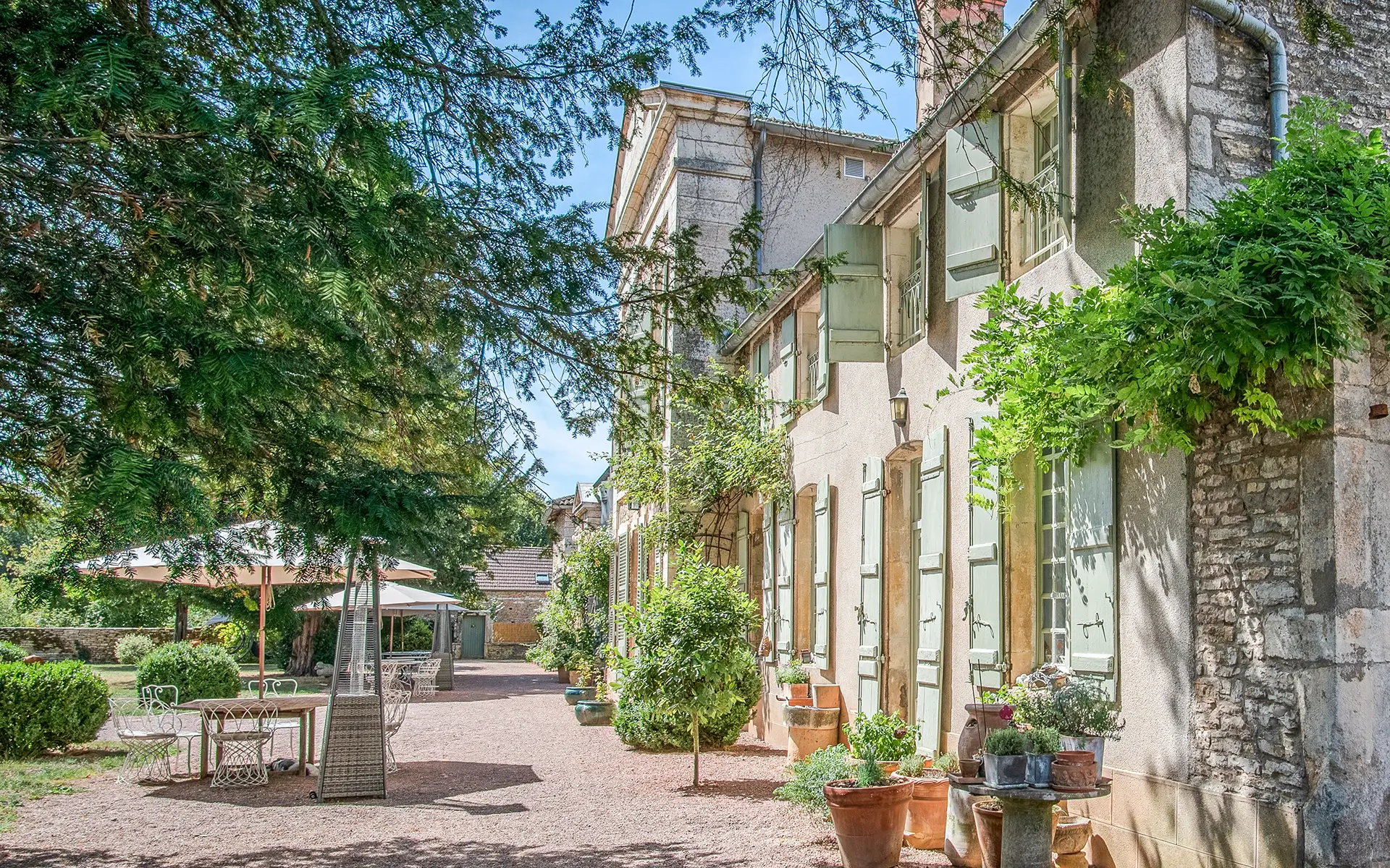 Façade lumineuse du domaine d’exception au cœur de Givry à vendre - Arrière-Cour, agence immobilière spécialisée dans la Saône-et-Loire