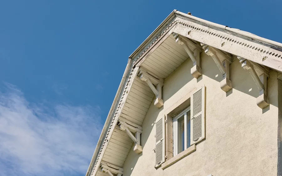 Toit de la maison en pierre proche de Dole à vendre - Arrière-Cour, agence immobilière spécialisée dans le Doubs