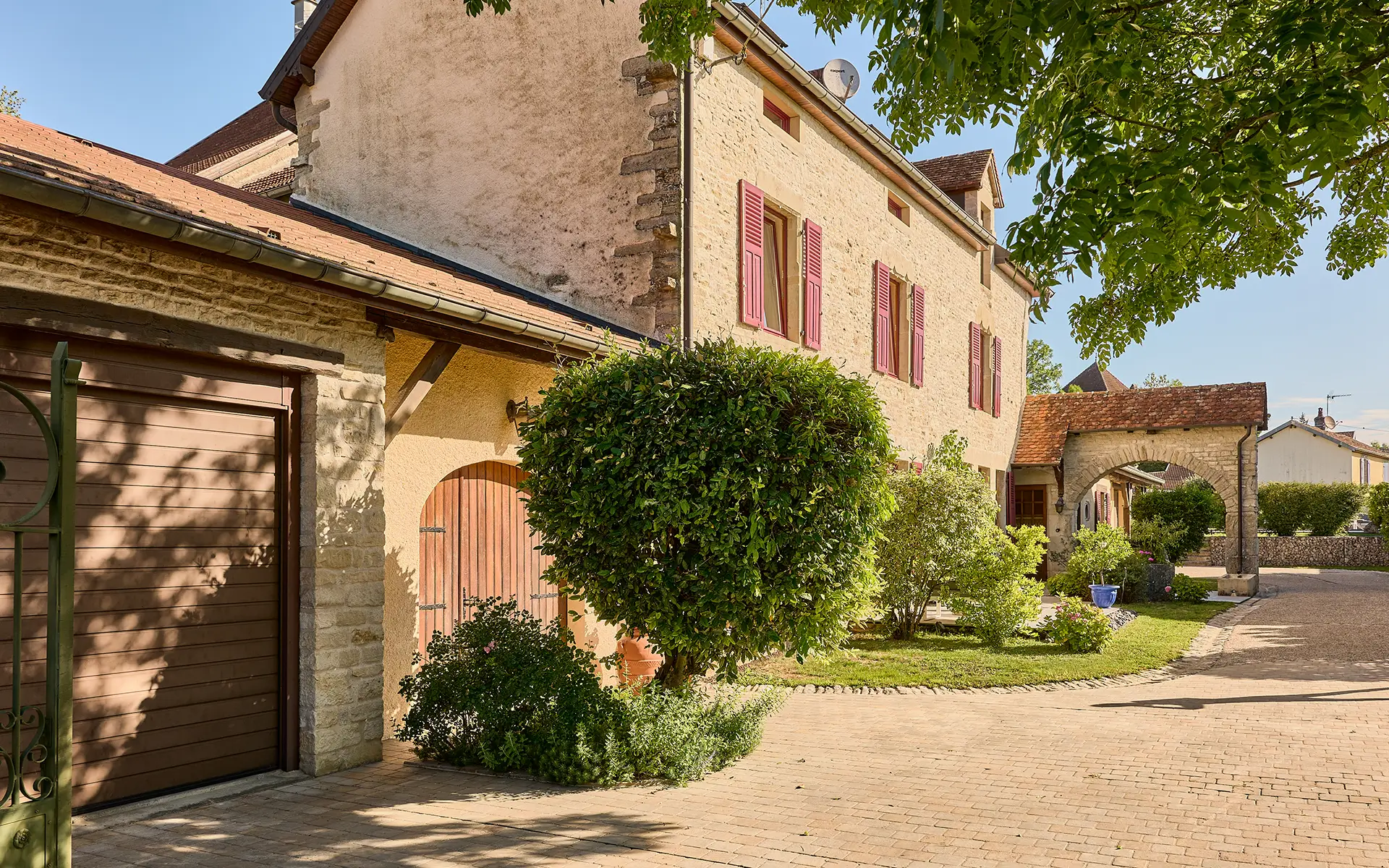 Verdure et façade de la ferme rénovée proche de Port-sur-Saône à vendre - Arrière-Cour, agence immobilière spécialisée en Haute-Saône