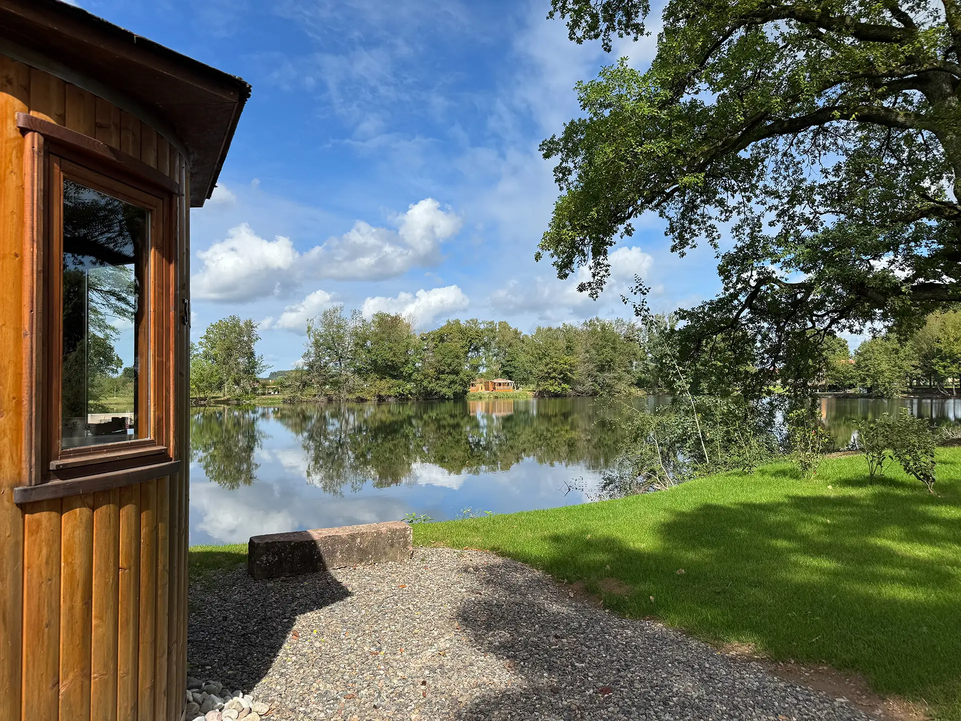 Chalet lumineux de l'étang avec maison et gîtes proche de Lure à vendre - Arrière-Cour, agence immobilière spécialisée à Besançon