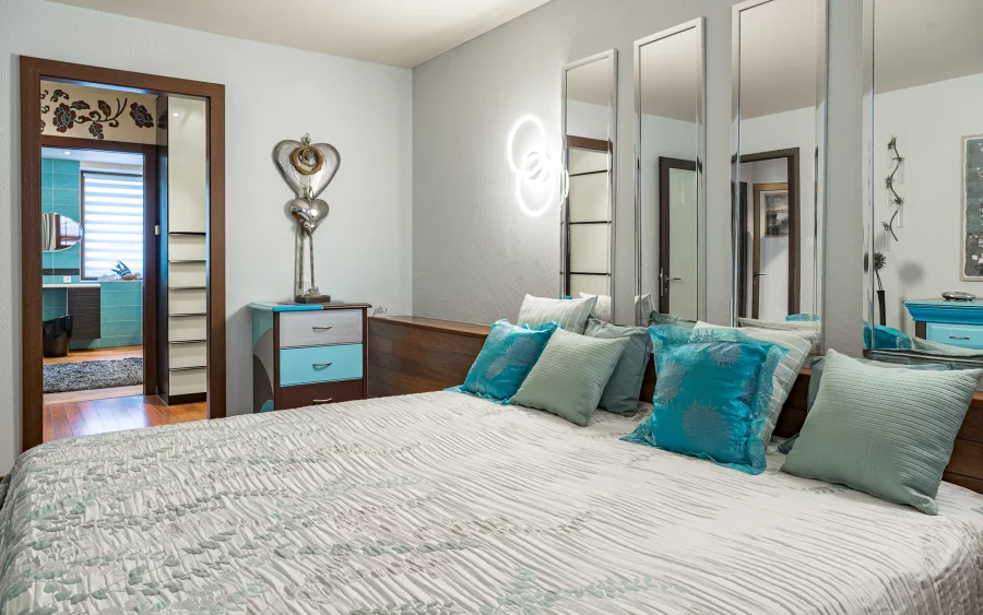 Chambre de la maison familiale rénovée au coeur historique d'Ensisheim à vendre - Arrière-Cour, agence immobilière spécialisée dans le Haut-Rhin