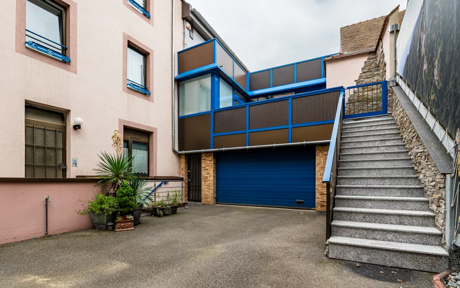 Cours de la maison familiale rénovée au coeur historique d'Ensisheim à vendre - Arrière-Cour, agence immobilière spécialisée dans le Haut-Rhin