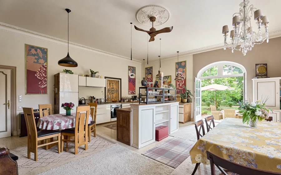 Cuisine de la maison vigneronne en Saône et Loire à vendre - Arrière-Cour, agence immobilière spécialisée en Saône-et-Loire