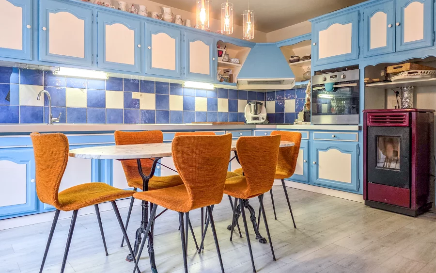 Cuisine de la maison vue sur lac proche de Langres à vendre - Arrière-Cour, agence immobilière spécialisée dans la Haute-Marne