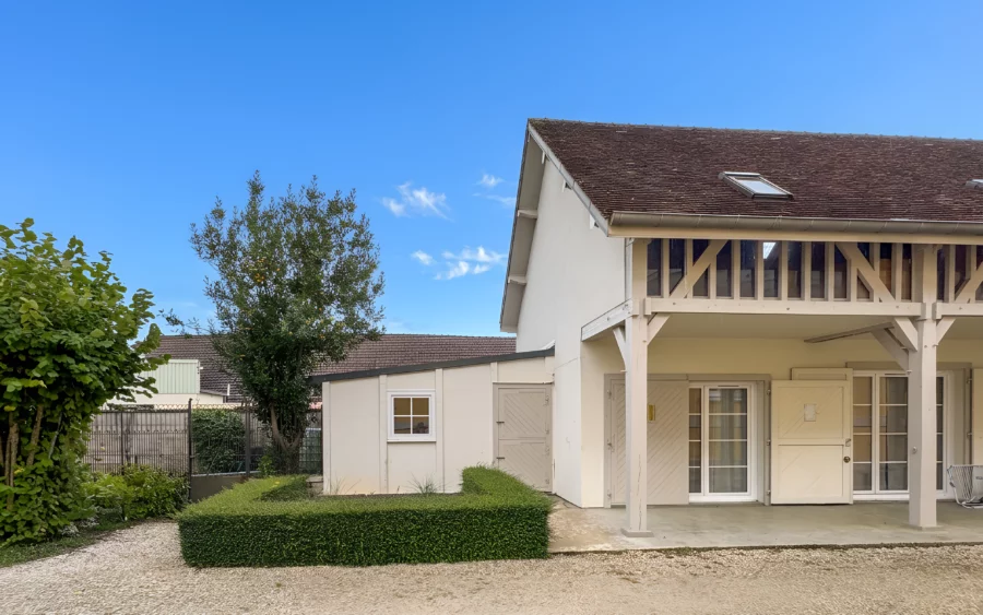 Dépendance de la maison de maître rénovée près de Troyes à vendre - Arrière-Cour, agence immobilière spécialisée dans l'Aube