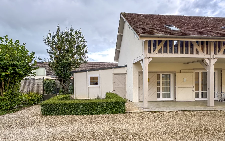 Dépendance de la maison de maître rénovée près de Troyes à vendre - Arrière-Cour, agence immobilière spécialisée dans l'Aube