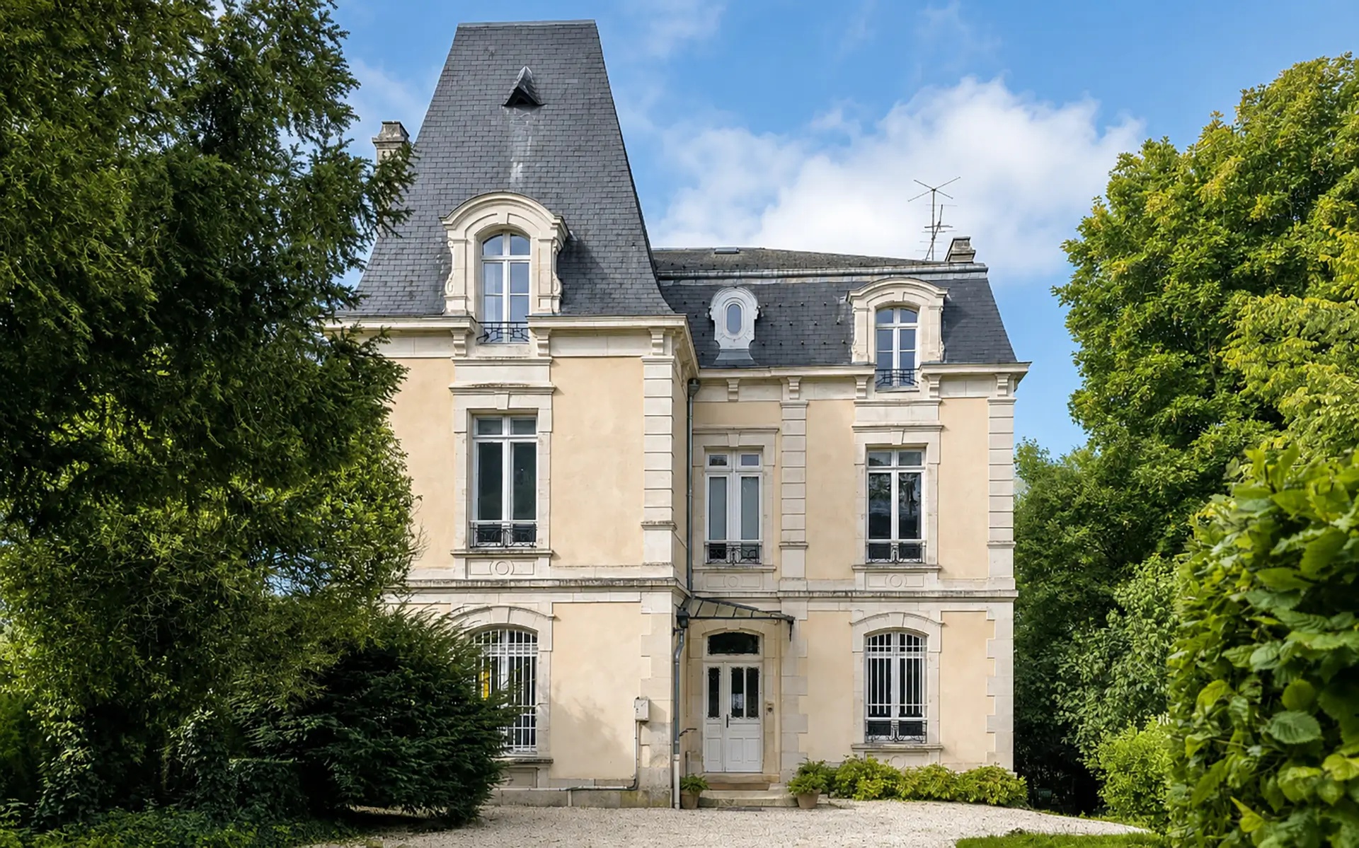 Entrée de la maison de maître à Chaumont à vendre - Arrière-Cour, agence immobilière spécialisée en Haute-Marne