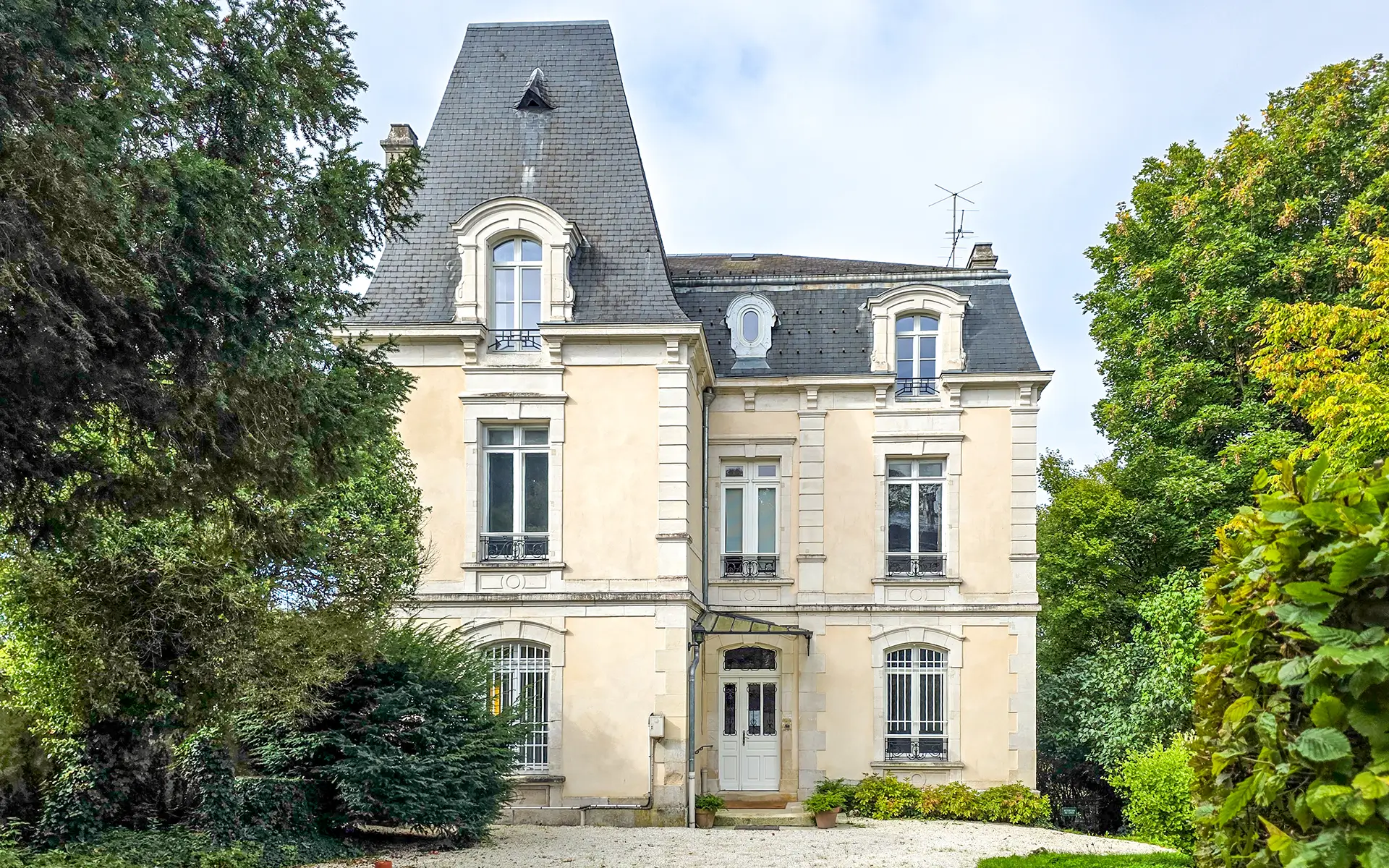 Entrée de la maison de maître à Chaumont à vendre - Arrière-Cour, agence immobilière spécialisée en Haute-Marne