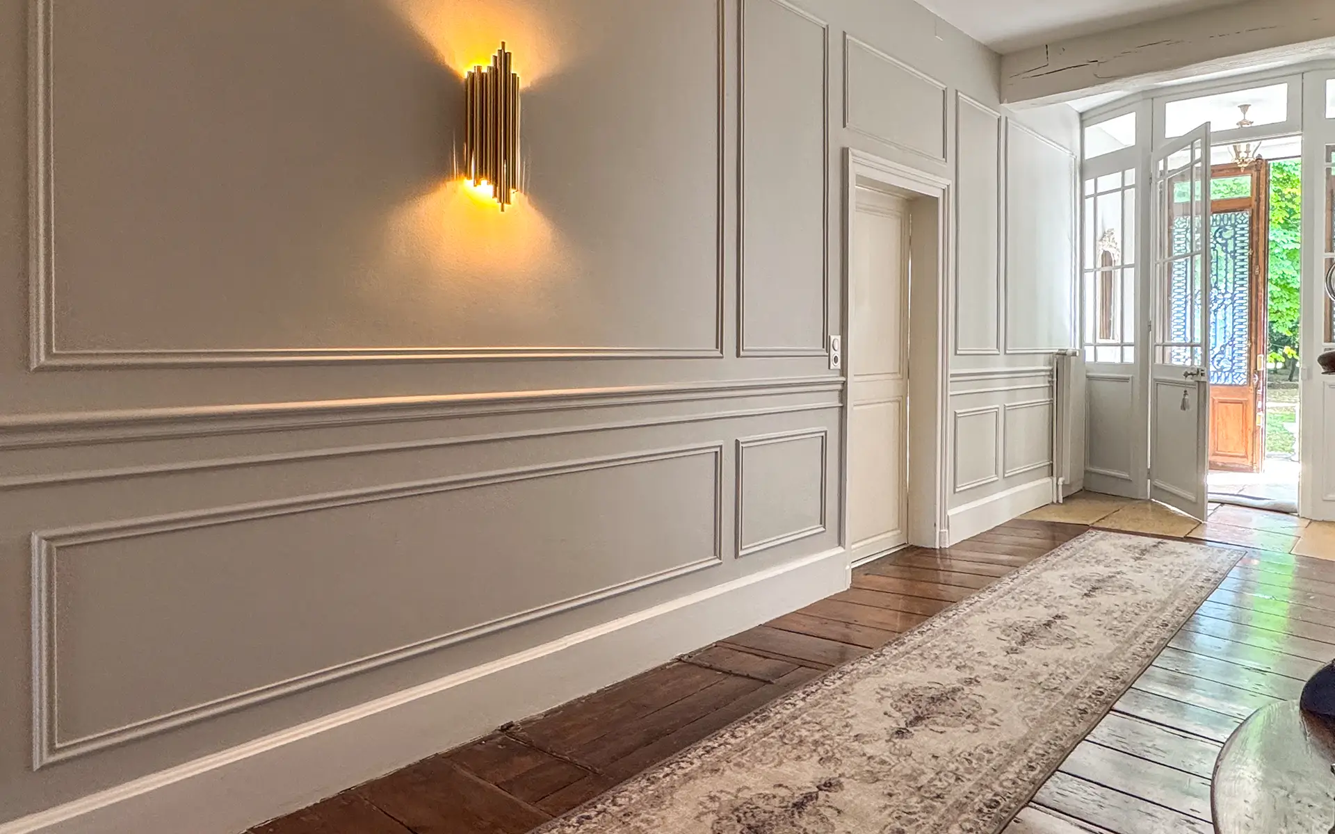 Entrée de la maison de maître rénovée près de Troyes à vendre - Arrière-Cour, agence immobilière spécialisée dans l'Aube