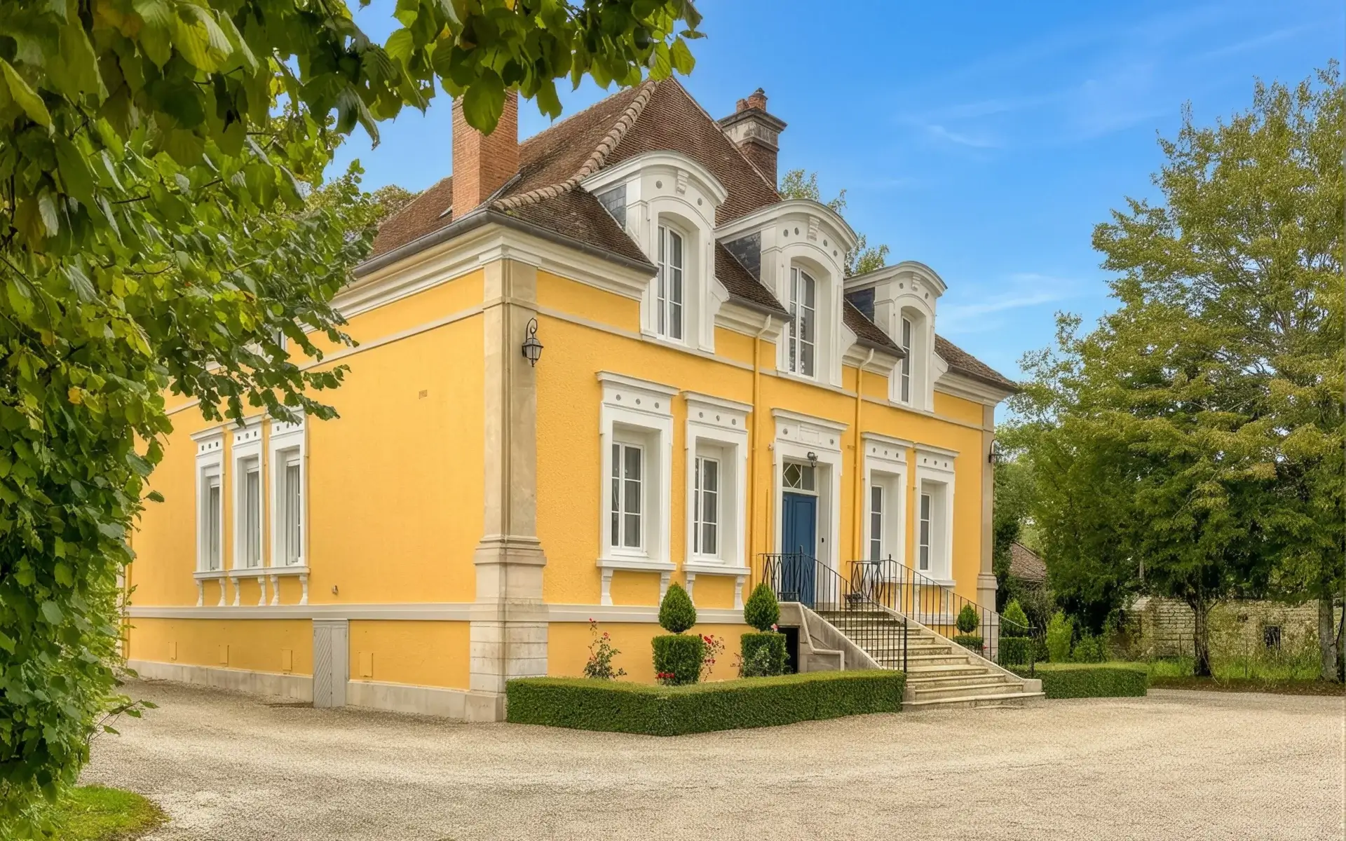 Façade de la maison de maître rénovée près de Troyes à vendre - Arrière-Cour, agence immobilière spécialisée dans l'Aube