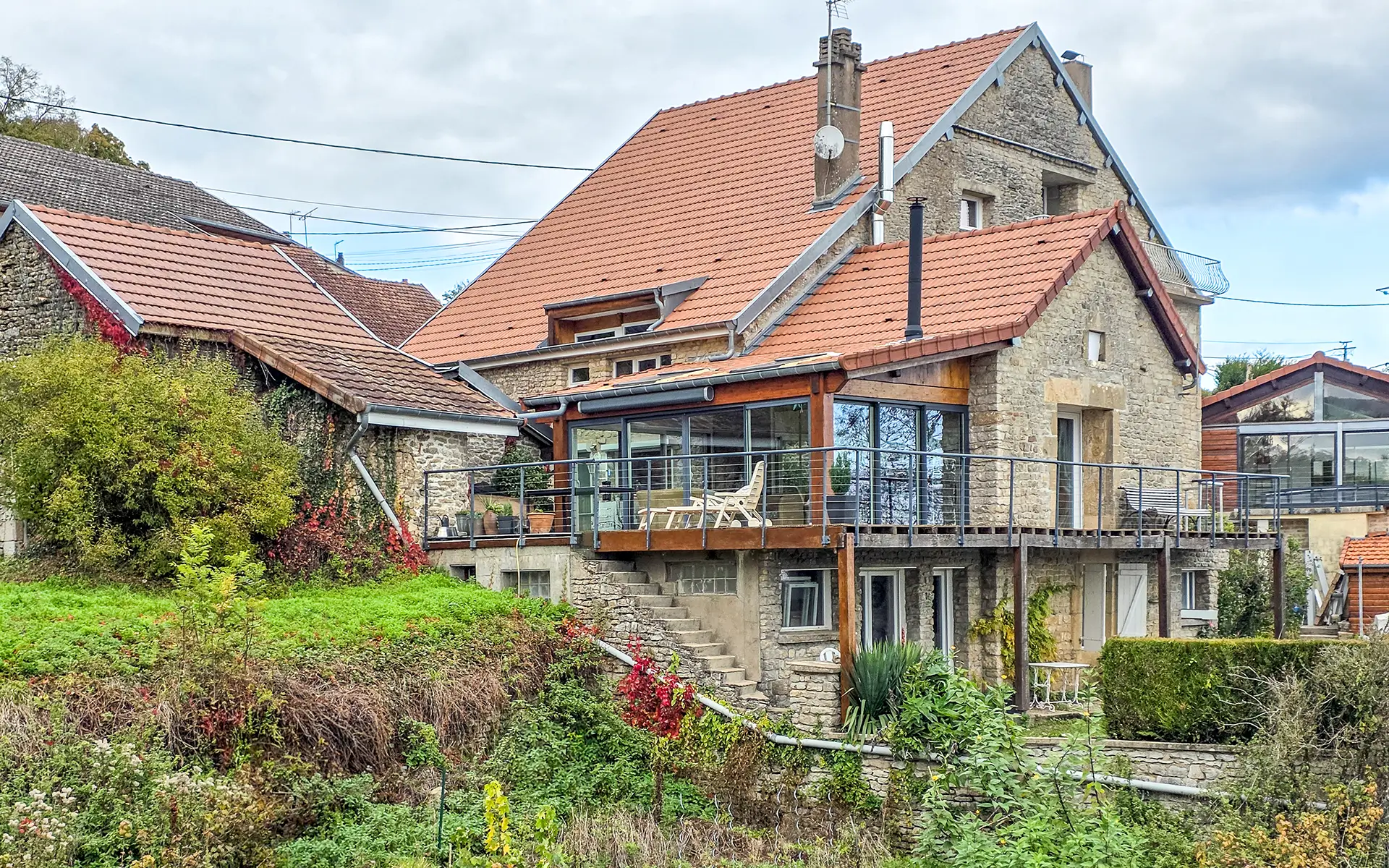 Façade et jardin de la maison vue sur lac proche de Langres à vendre - Arrière-Cour, agence immobilière spécialisée dans la Haute-Marne