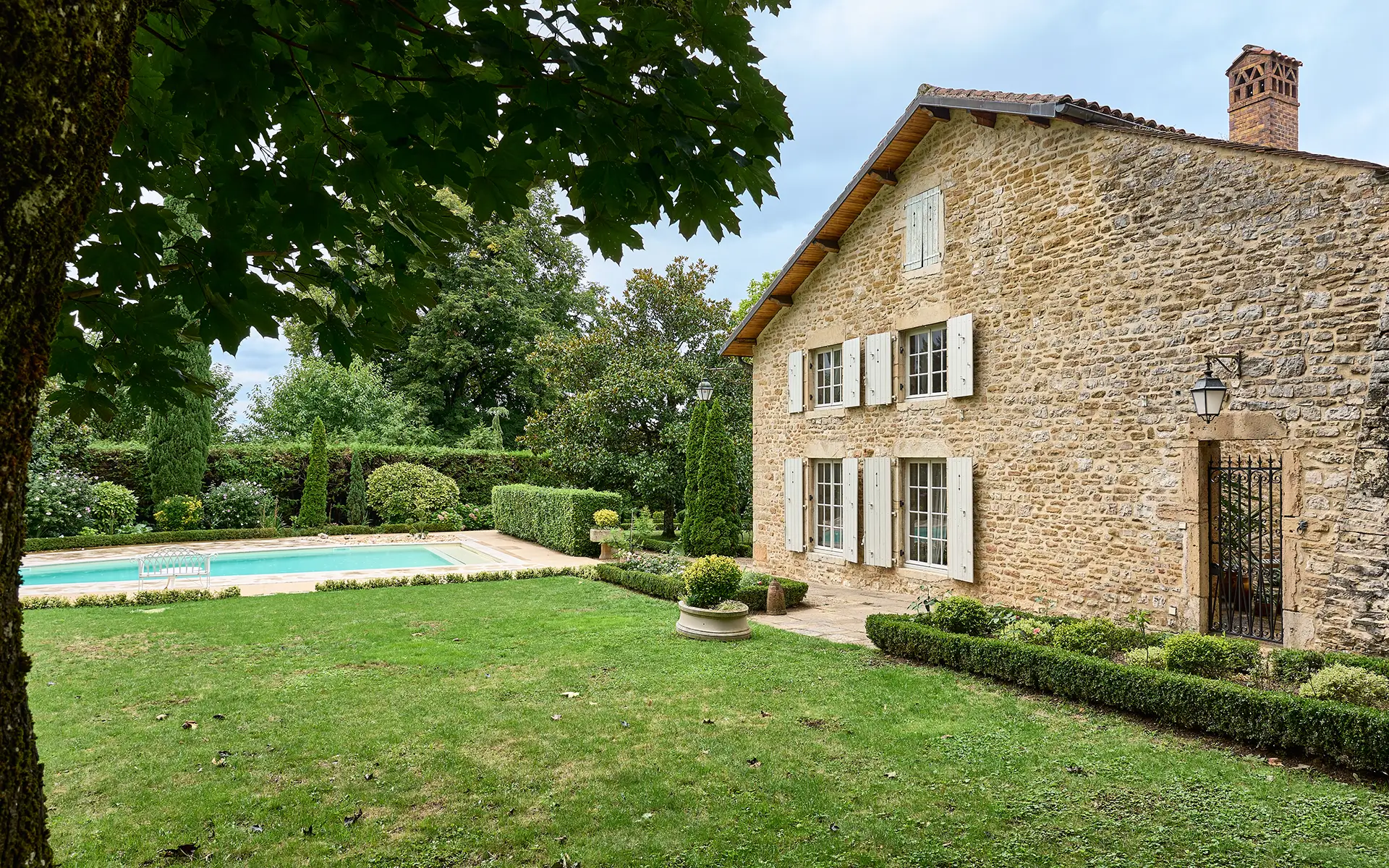 Façade et piscine de la maison vigneronne en Saône et Loire à vendre - Arrière-Cour, agence immobilière spécialisée en Saône-et-Loire