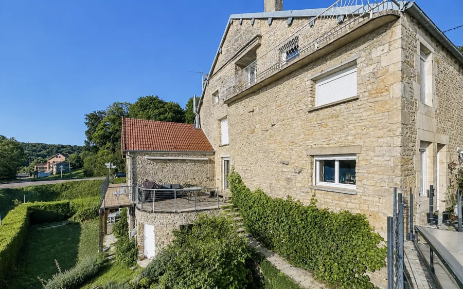 Façade et verdure de la maison vue sur lac proche de Langres à vendre - Arrière-Cour, agence immobilière spécialisée dans la Haute-Marne