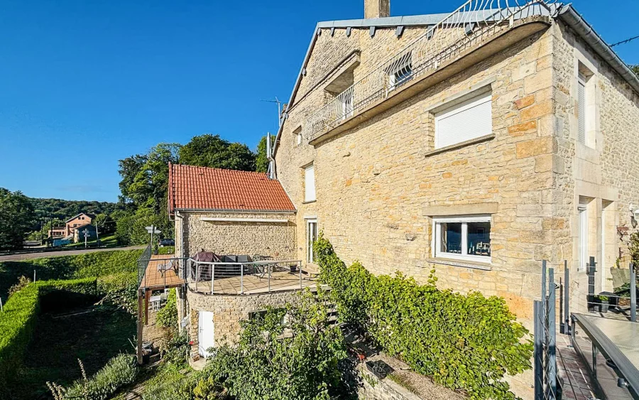 Façade et verdure de la maison vue sur lac proche de Langres à vendre - Arrière-Cour, agence immobilière spécialisée dans la Haute-Marne