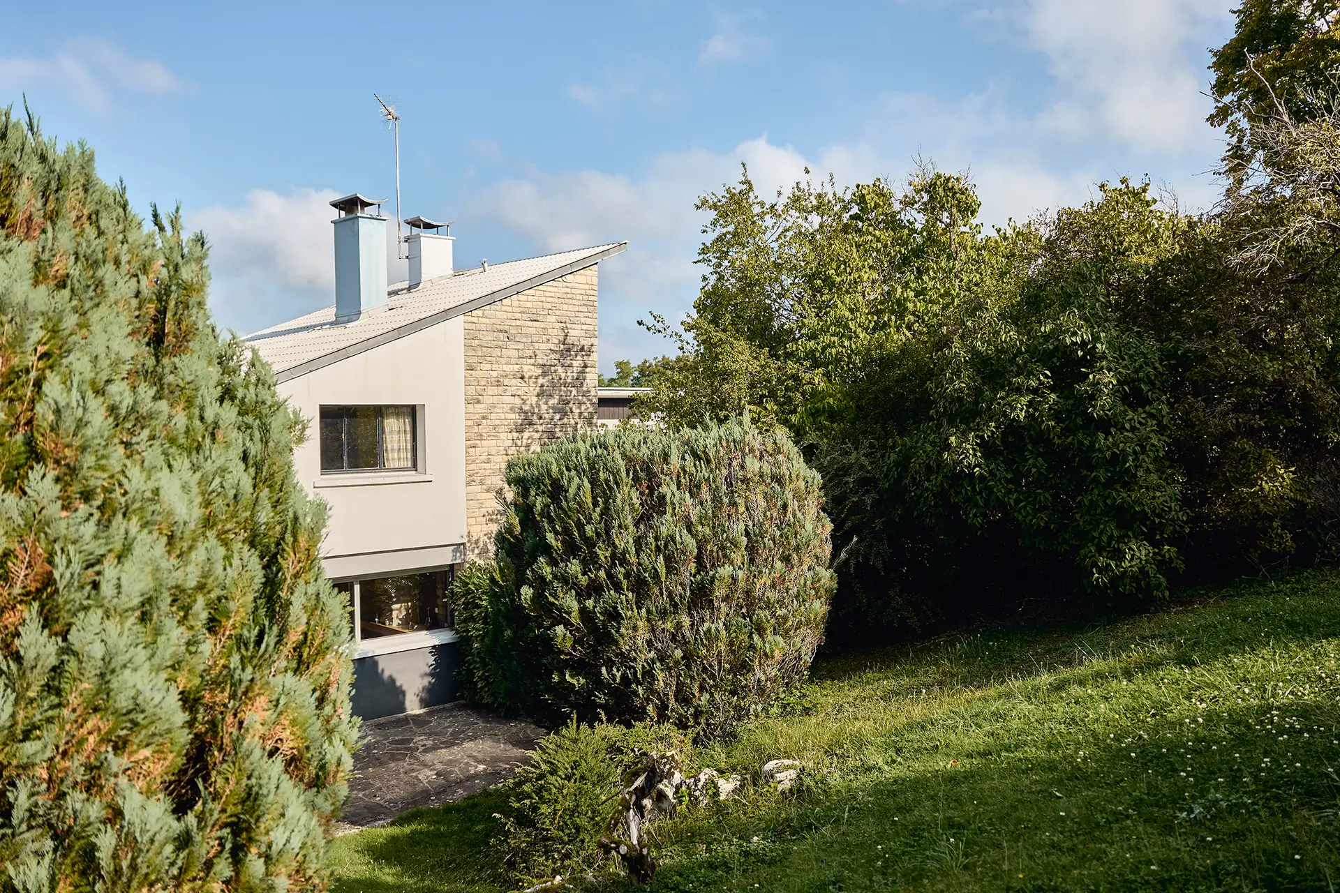 Façade lumineuse de la maison d'architecte à Bregille à vendre - Arrière-Cour, agence immobilière spécialisée à Besançon