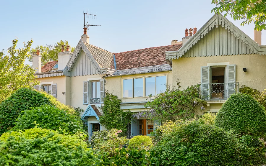 Façade lumineuse de la maison de maître à Besançon à vendre - Arrière-Cour, agence immobilière spécialisée à Besançon