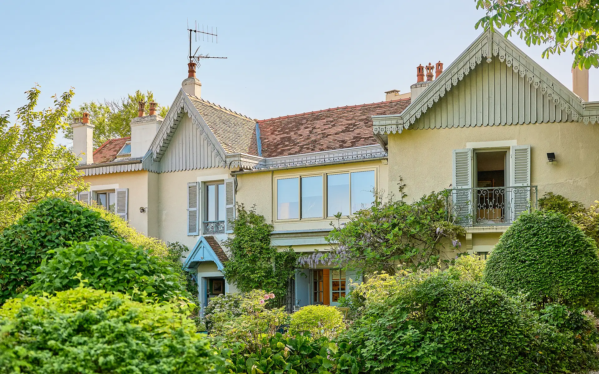 Façade lumineuse de la maison de maître à Besançon à vendre - Arrière-Cour, agence immobilière spécialisée à Besançon
