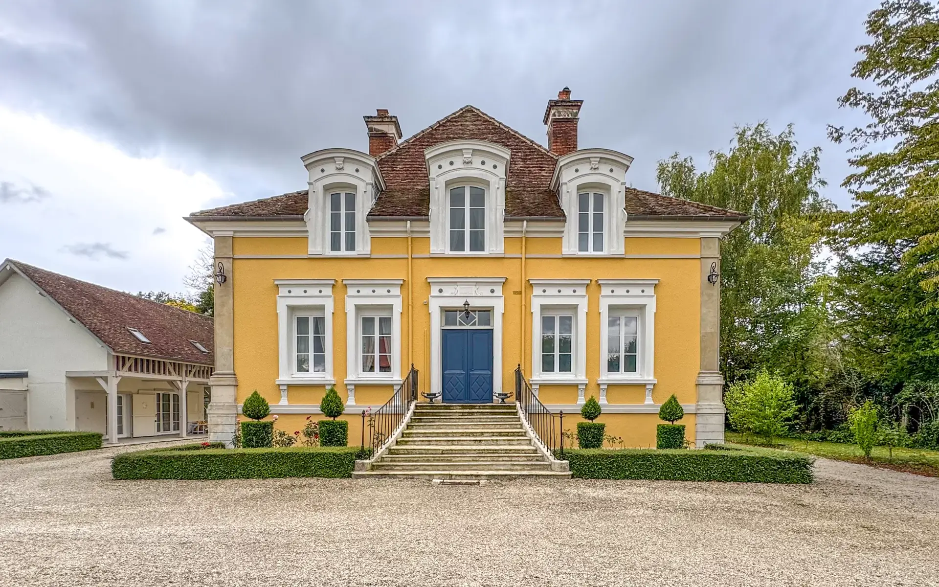 Façade lumineuse de la maison de maître rénovée près de Troyes à vendre - Arrière-Cour, agence immobilière spécialisée dans l'Aube
