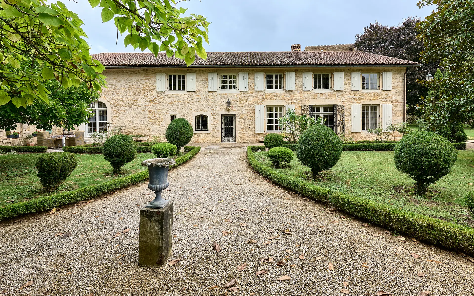 Façade lumineuse de la maison vigneronne en Saône et Loire à vendre - Arrière-Cour, agence immobilière spécialisée en Saône-et-Loire