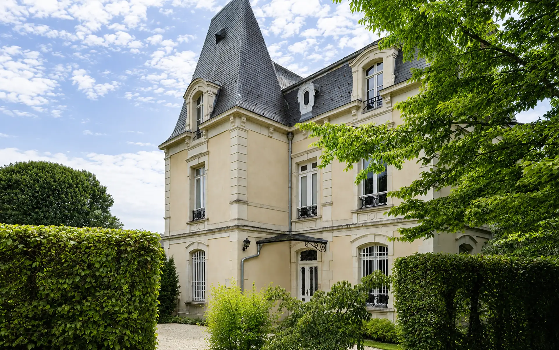 Façade de la maison de maître à Chaumont à vendre - Arrière-Cour, agence immobilière spécialisée en Haute-Marne