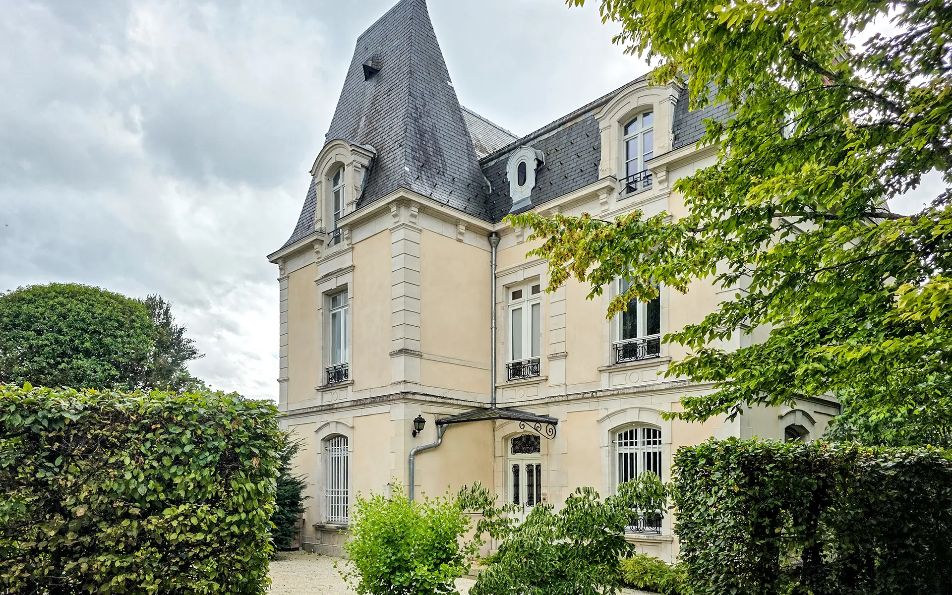 Façade lumineuse de la maison de maître à Chaumont à vendre - Arrière-Cour, agence immobilière spécialisée en Haute-Marne