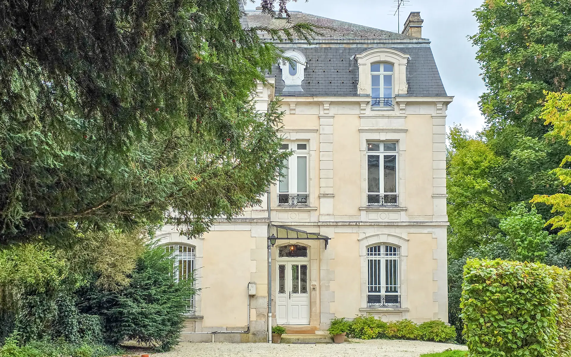 Façade de la maison de maître à Chaumont à vendre - Arrière-Cour, agence immobilière spécialisée en Haute-Marne