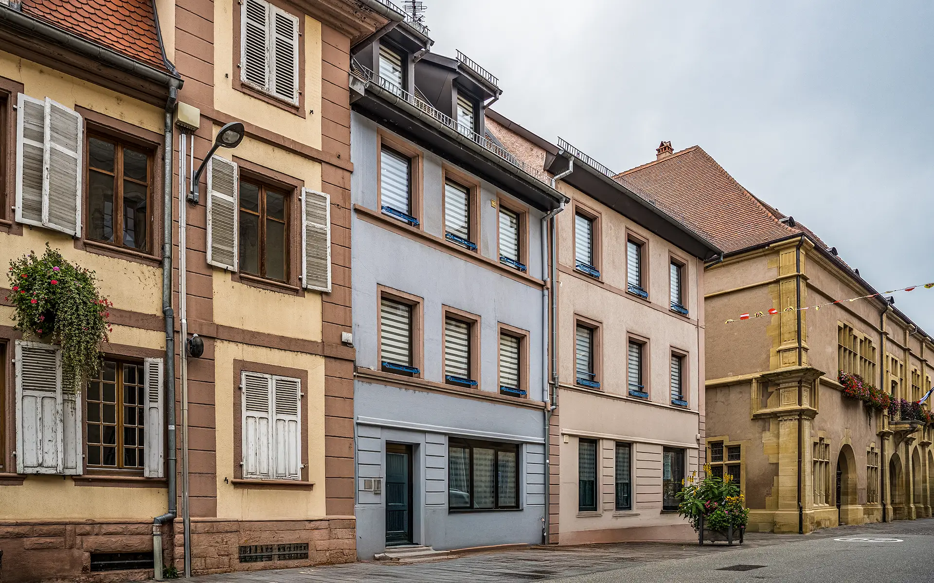 Façade de la maison familiale rénovée au coeur historique d'Ensisheim à vendre - Arrière-Cour, agence immobilière spécialisée dans le Haut-Rhin