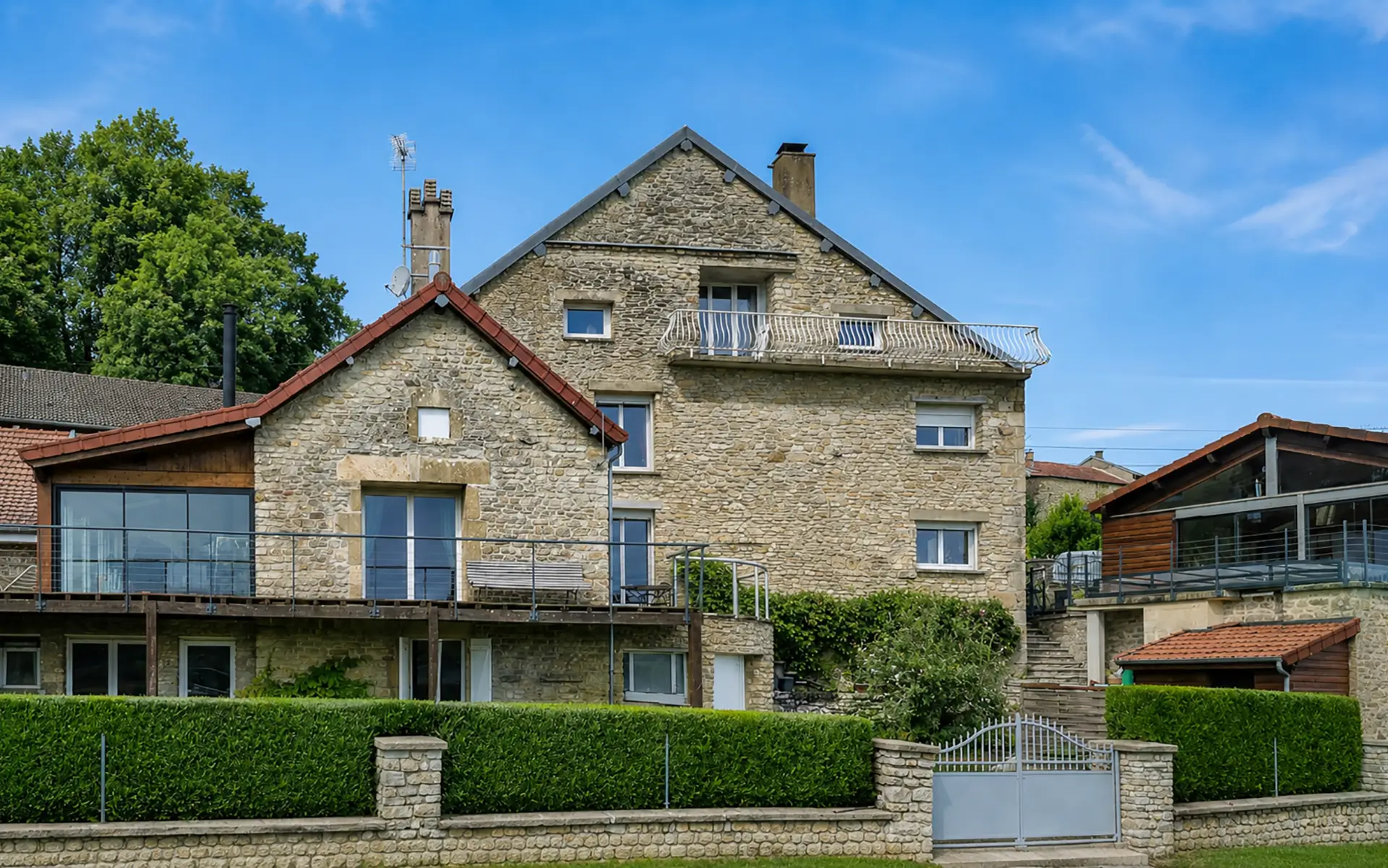 Façade de la maison vue sur lac proche de Langres à vendre - Arrière-Cour, agence immobilière spécialisée dans la Haute-Marne