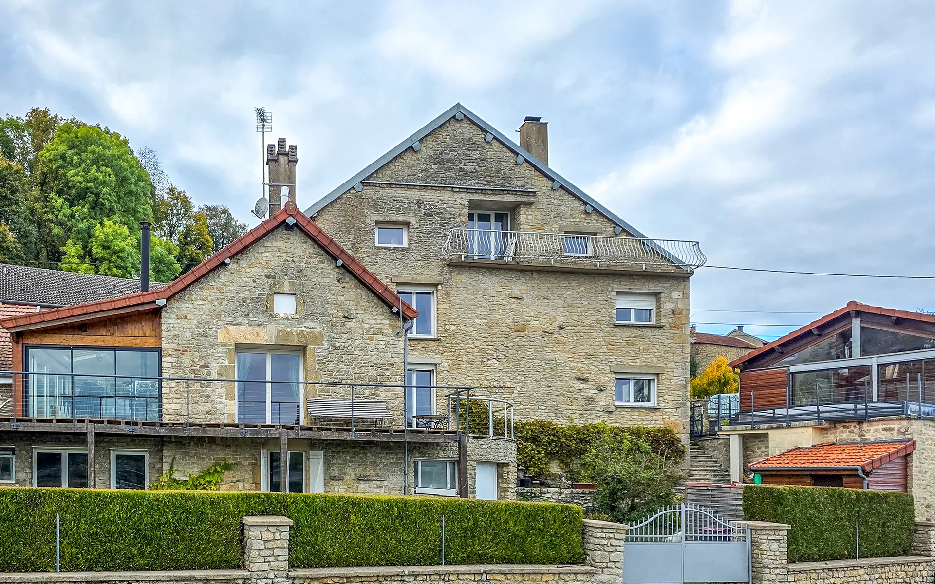 Façade de la maison vue sur lac proche de Langres à vendre - Arrière-Cour, agence immobilière spécialisée dans la Haute-Marne