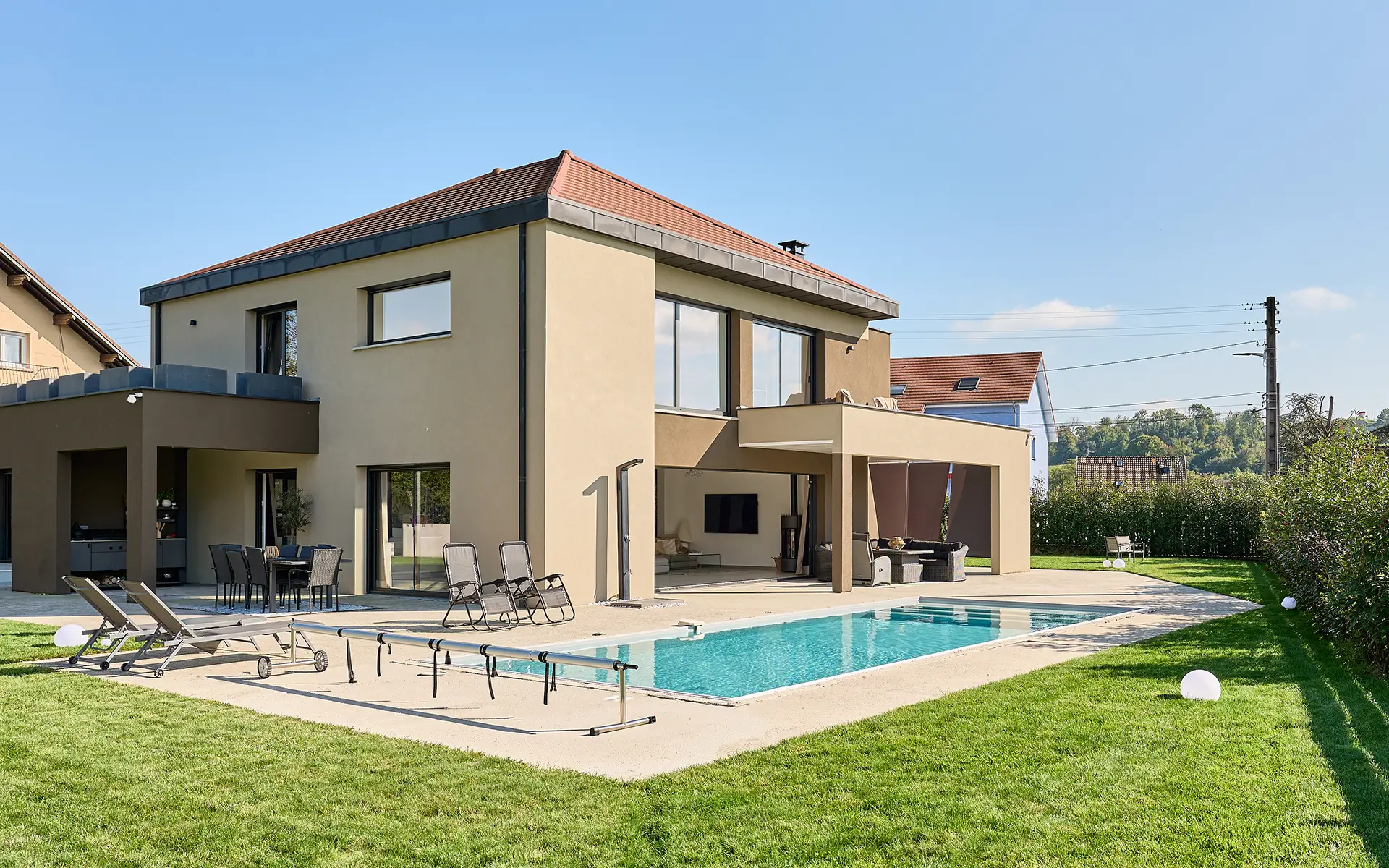 Façade de la villa d'architecte à Belfort à vendre - Arrière-Cour, agence immobilière spécialisée dans le Territoire-de-Belfort
