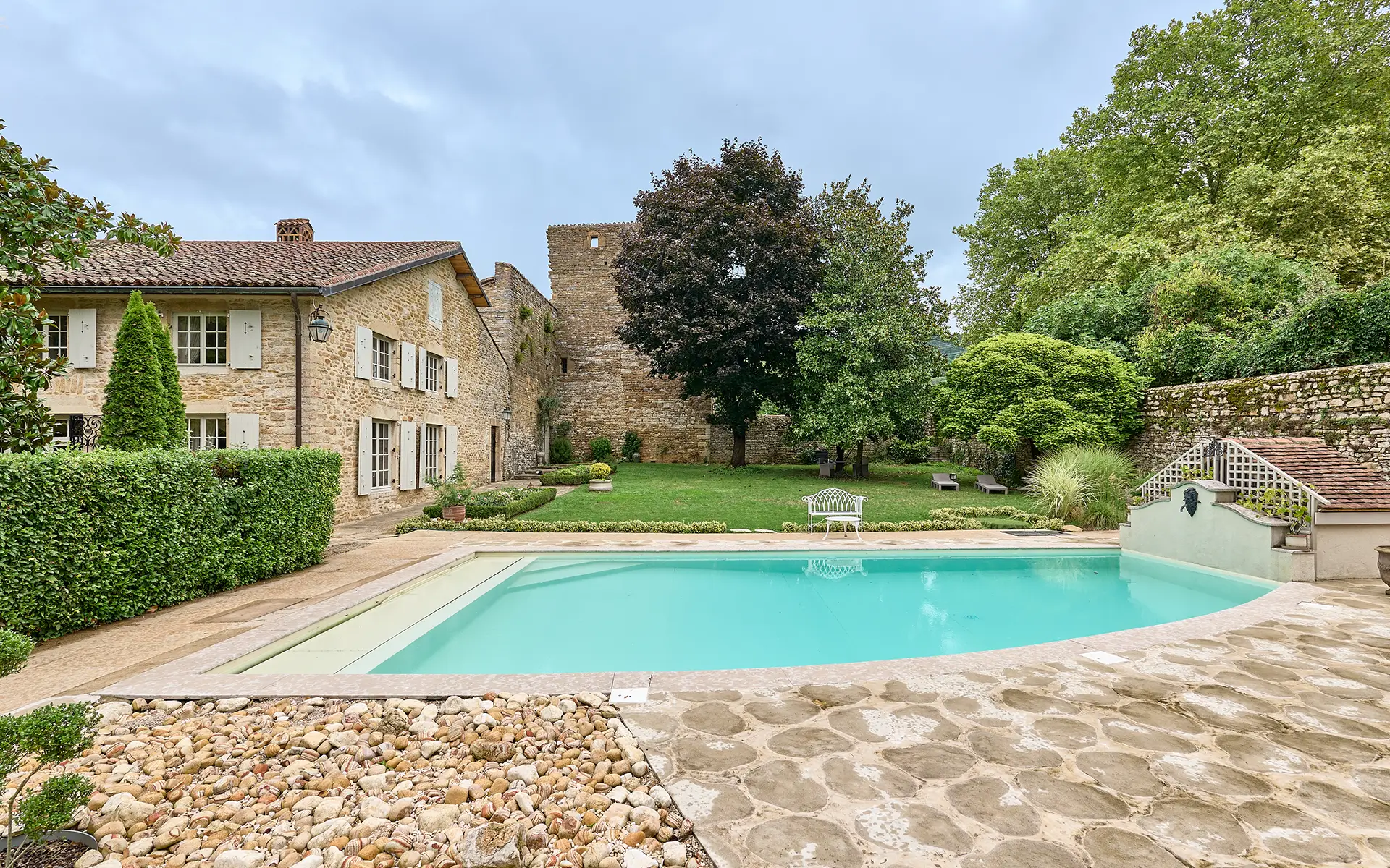 Jardin de la maison vigneronne en Saône et Loire à vendre - Arrière-Cour, agence immobilière spécialisée en Saône-et-Loire