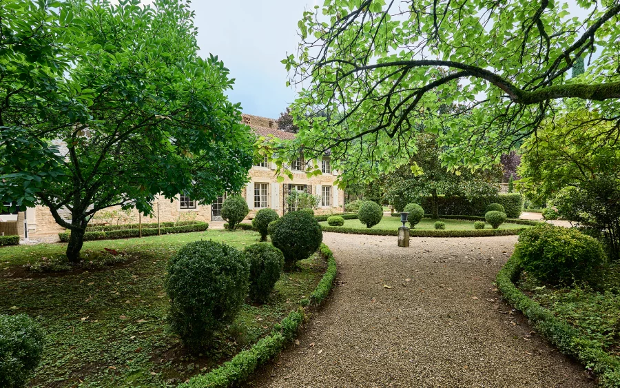 Jardin de la maison vigneronne en Saône et Loire à vendre - Arrière-Cour, agence immobilière spécialisée en Saône-et-Loire