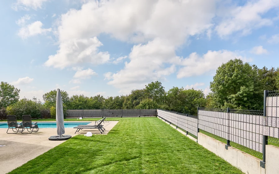 Jardin de la villa d'architecte à Belfort à vendre - Arrière-Cour, agence immobilière spécialisée à Besançon