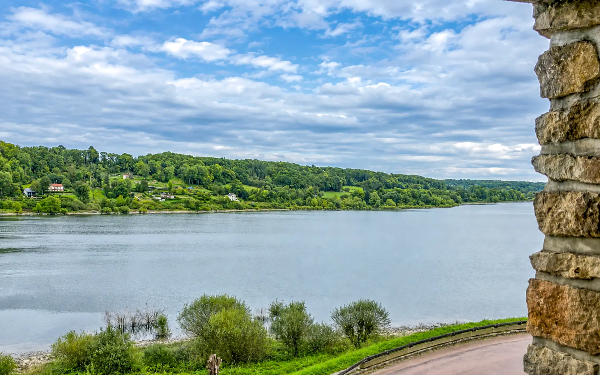 Le lac au bord de la maison vue sur lac proche de Langres à vendre - Arrière-Cour, agence immobilière spécialisée dans la Haute-Marne
