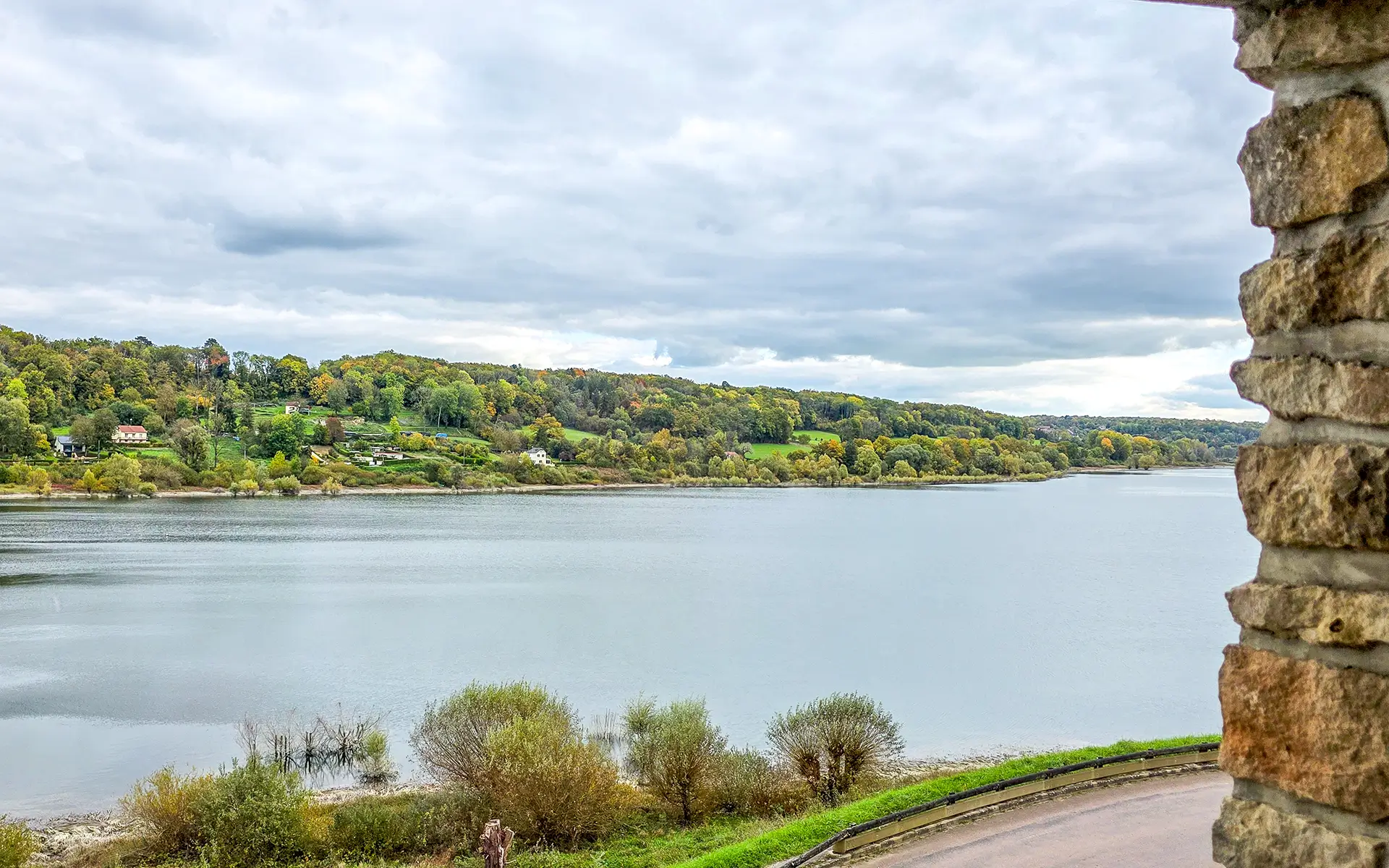 Le lac de la maison vue sur lac proche de Langres à vendre - Arrière-Cour, agence immobilière spécialisée dans la Haute-Marne