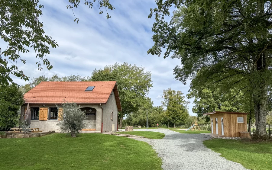 Étang avec maison et gîtes proche de Lure à vendre - Arrière-Cour, agence immobilière spécialisée à Besançon